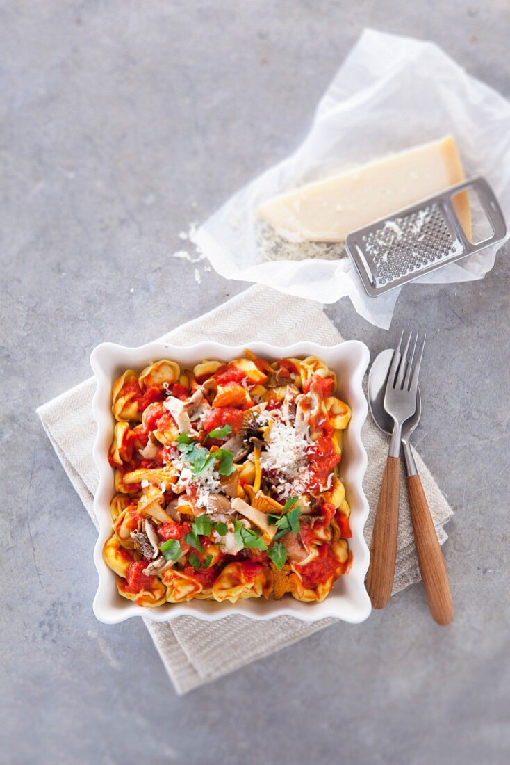 Tortelloni mit Pilzsauce, Tomaten und Parmesan