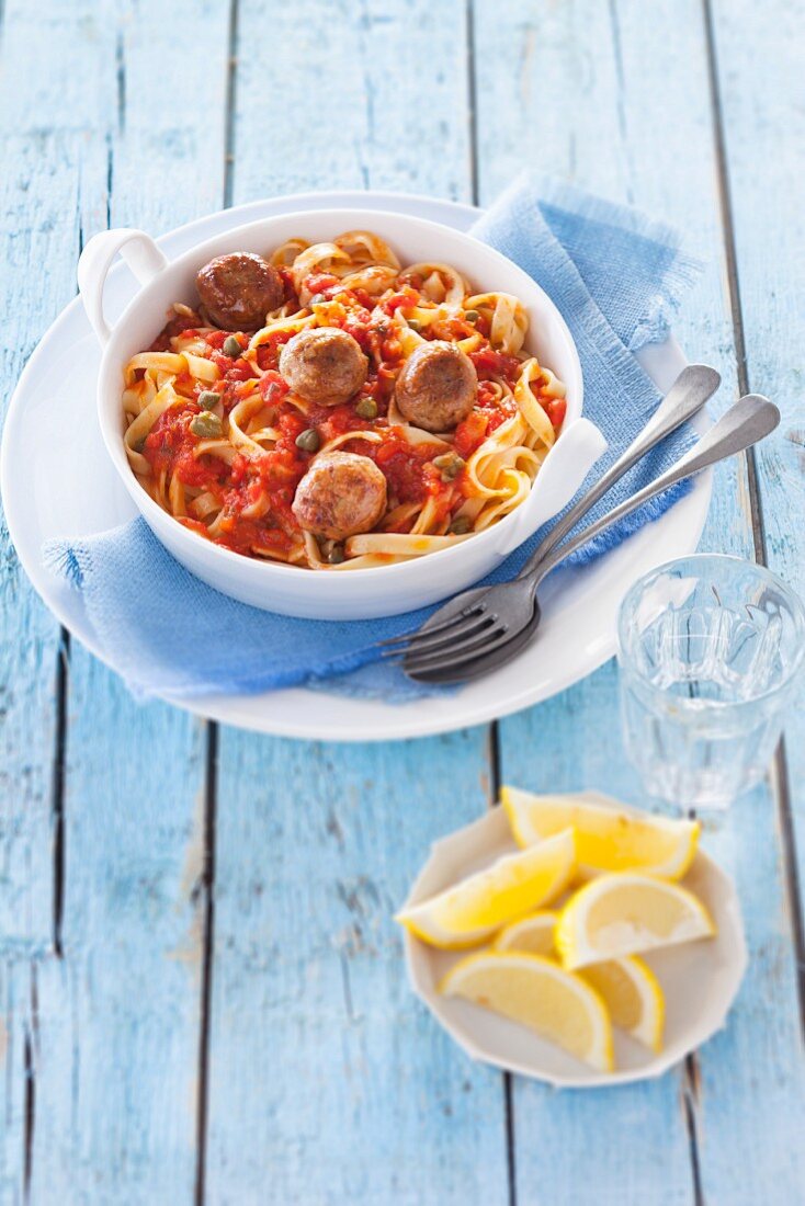 Tagliatelle mit Thunfischbällchen und Tomaten-Kapern-Sauce