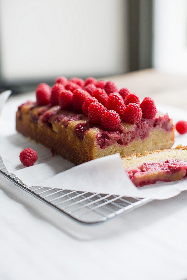 Zitronenkuchen mit Himbeeren, angeschnitten