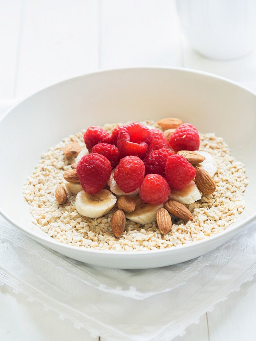 Wholemeal oats with bananas, raspberries, almonds and honey