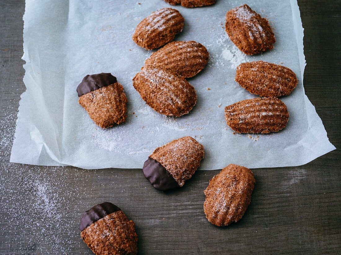 Gluten-free Bärentatzen (madeline-style cakes)