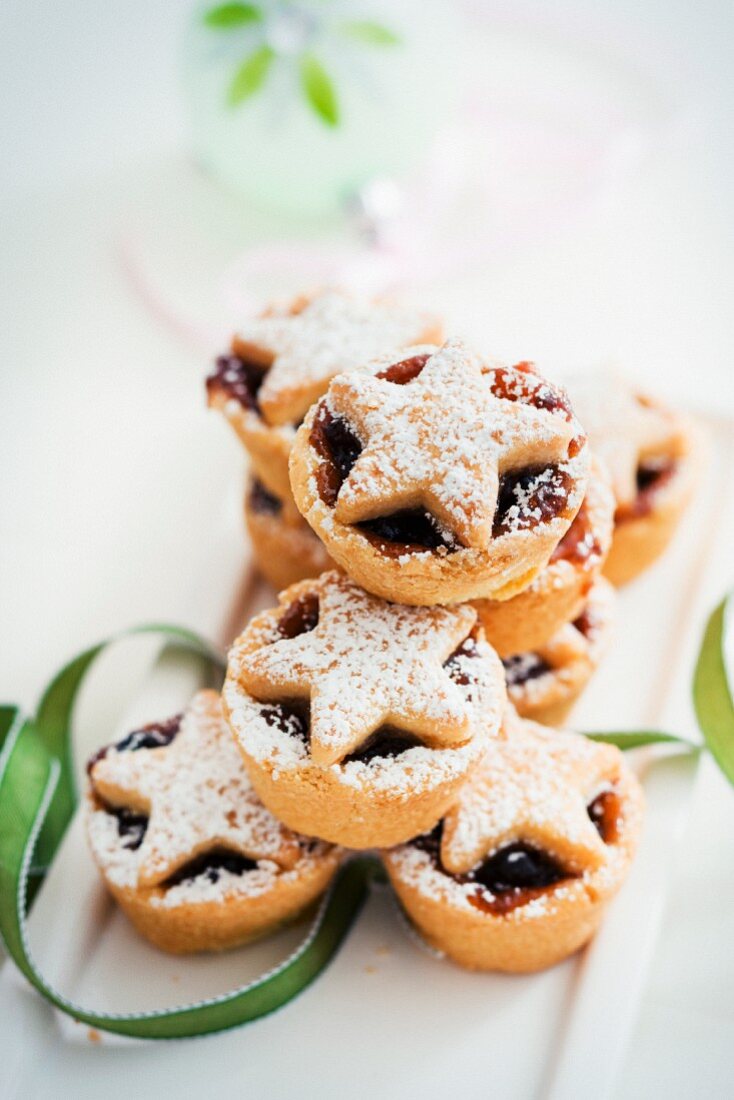 Mince pies sprinkled with icing sugar for Christmas