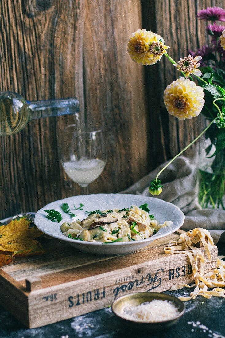 Bandnudeln mit Pilzen, Kräutern und Parmesan