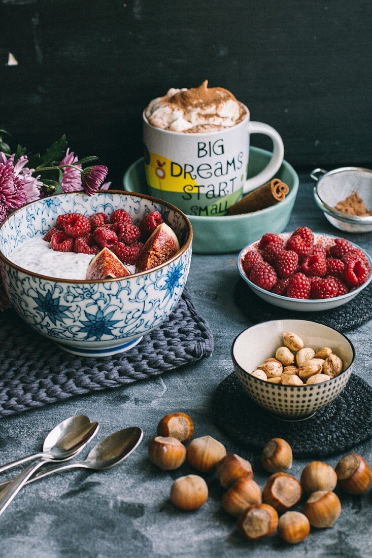 Heiße Schokolade und Müsli mit Himbeeren, Feigen und Nüssen