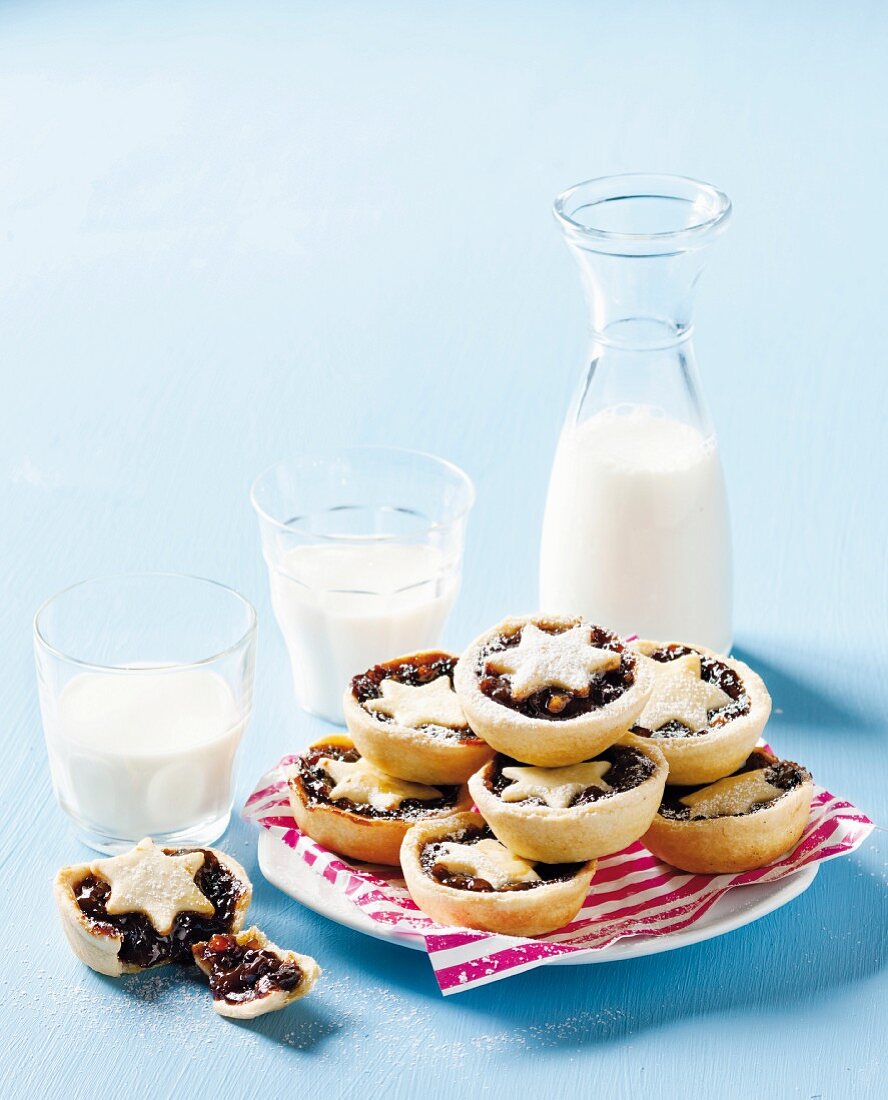 Classic mince pies with icing sugar and milk (Christmas)