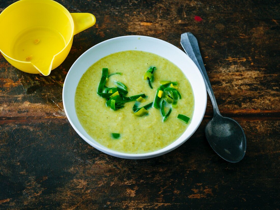 Lauchsuppe mit Zitronen & Weißwein