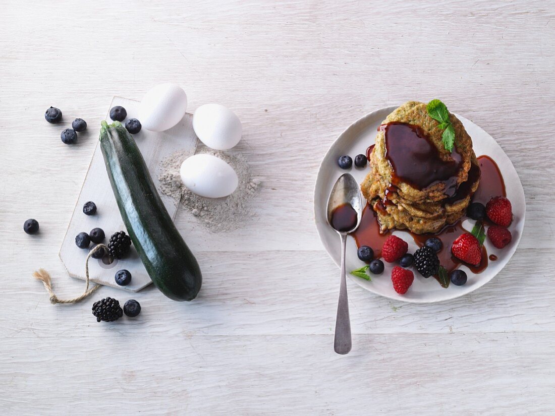 Zucchini-Pancakes mit Dattelsirup und frischen Beeren