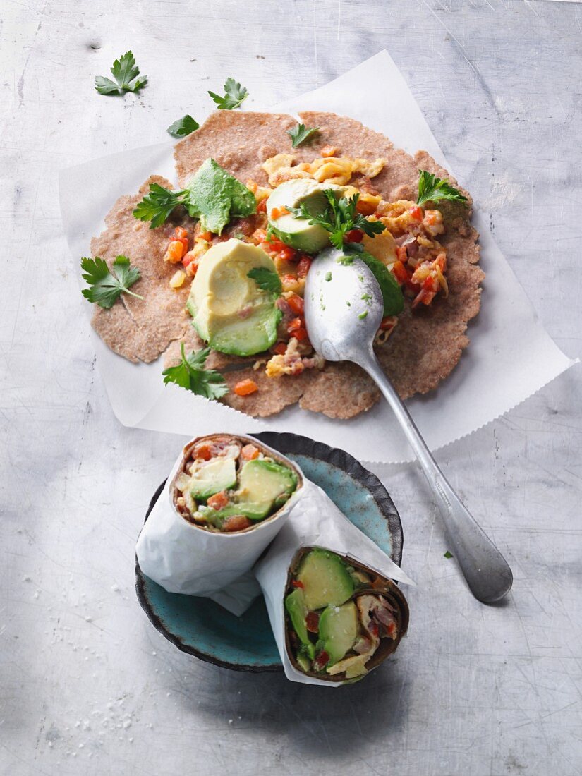 Wraps aus selbstgemachten schnellen Tortillas mit Avocado & Serranoschinken