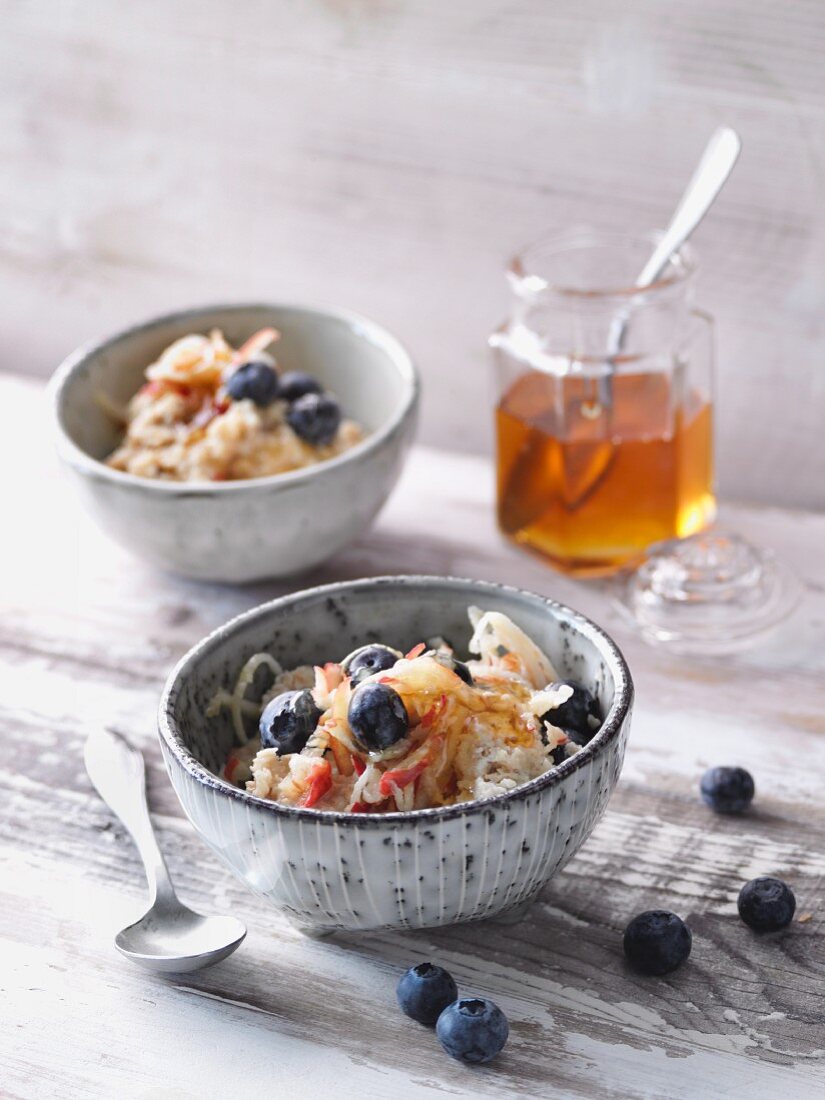 Laktosefreies Porridge mit Apfel & Heidelbeeren