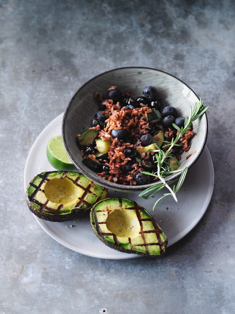 Vegetarischer Zucchinireis mit Heidelbeeren und gegrillter Avocado