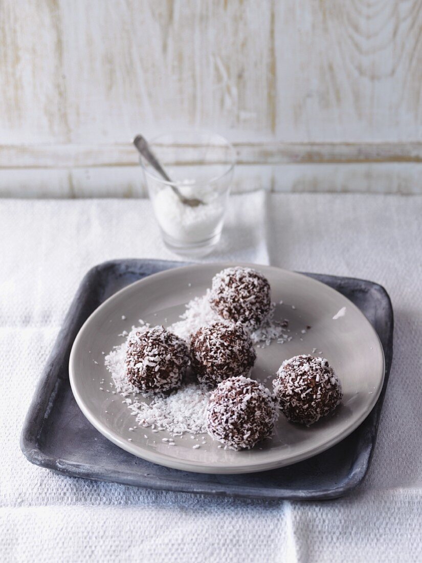 Brownie pralines with oats, almond mousse and coconut flakes