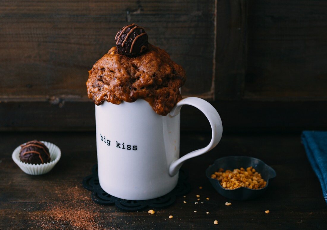 A mug cake with truffle chocolate, rum and brittle