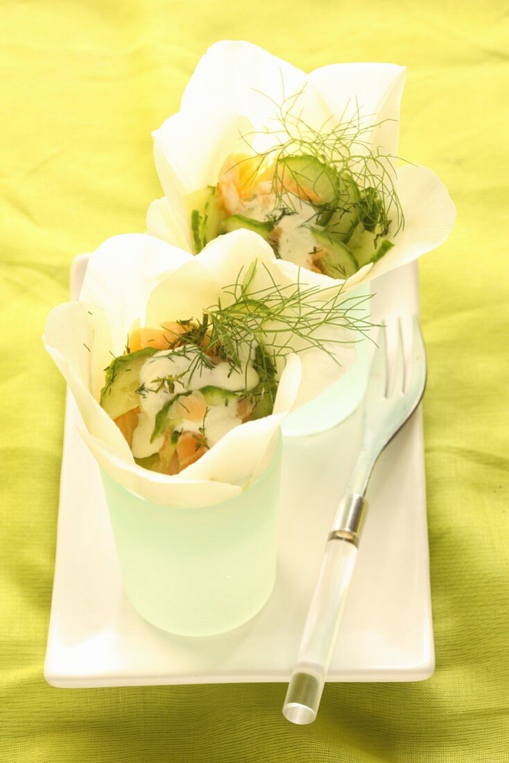 Gefüllte Tulpenblüten mit Räucherlachs, Dill, Gurke und Joghurt