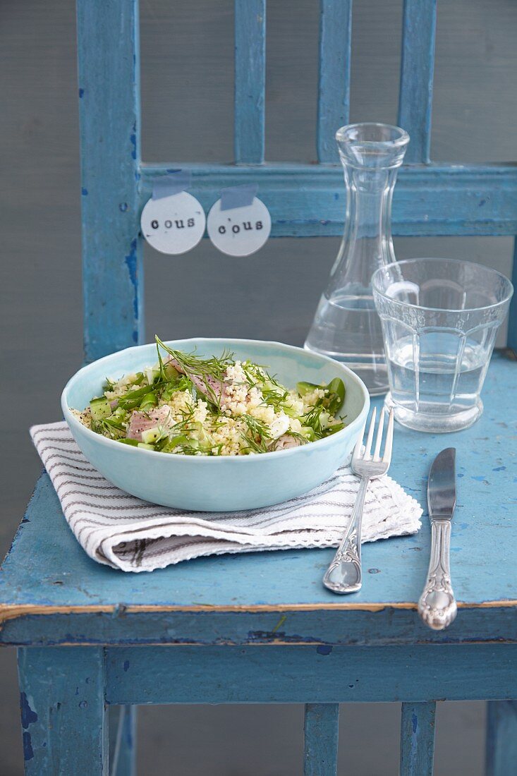Schneller Couscous-Salat mit geräucherter Forelle & Gurke