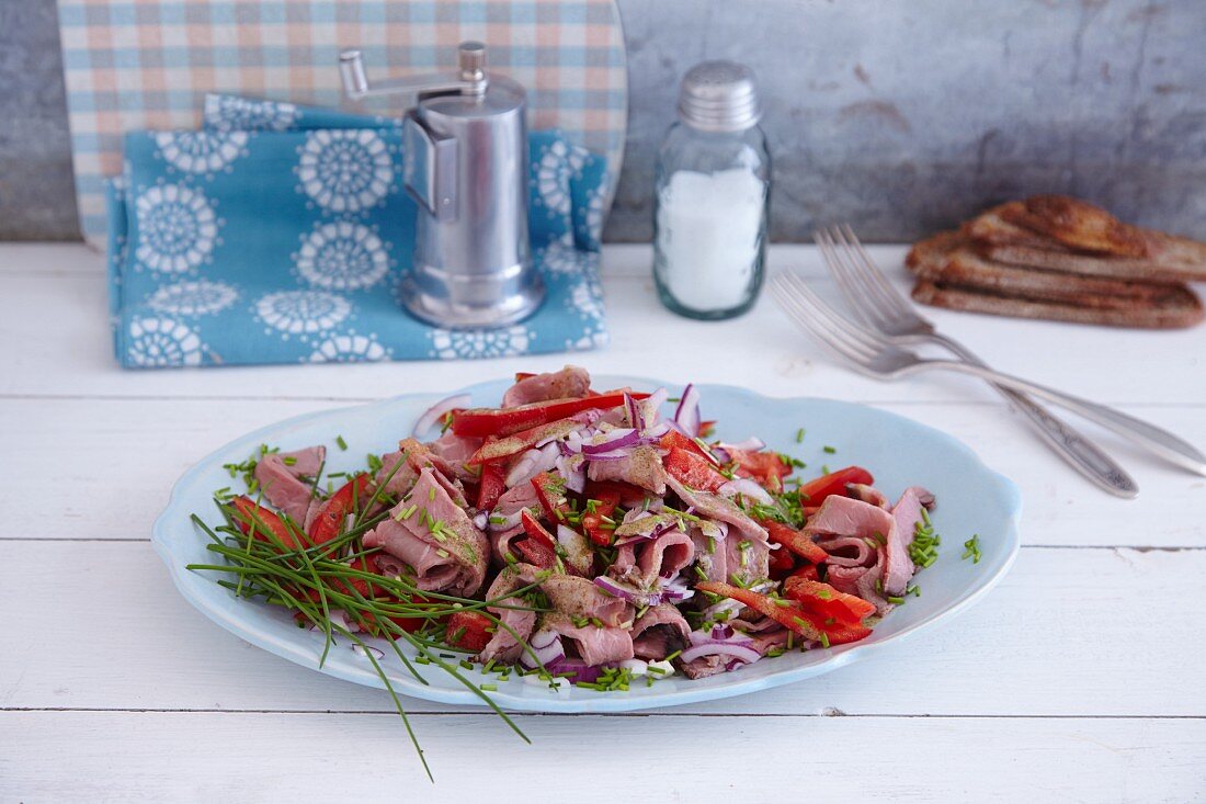 Quick roast beef salad with peppers and pumpkin seed oil