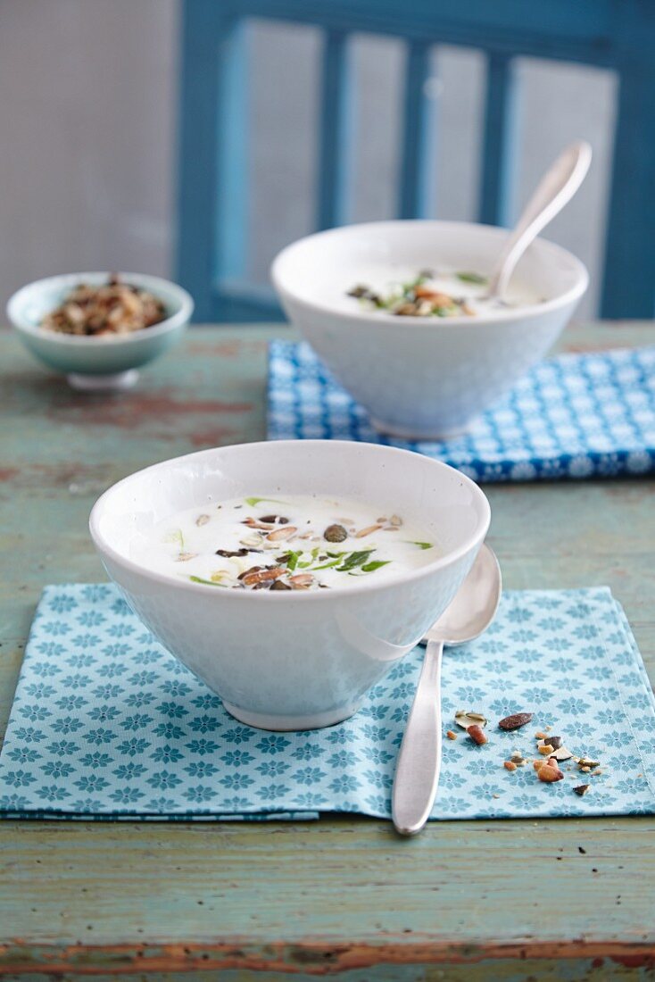 Schnelle Blumenkohlsuppe mit gemischten Saaten