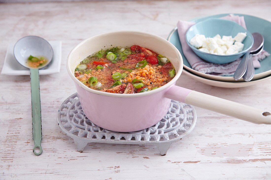 Schnelle Linsensuppe mit Schafkäse