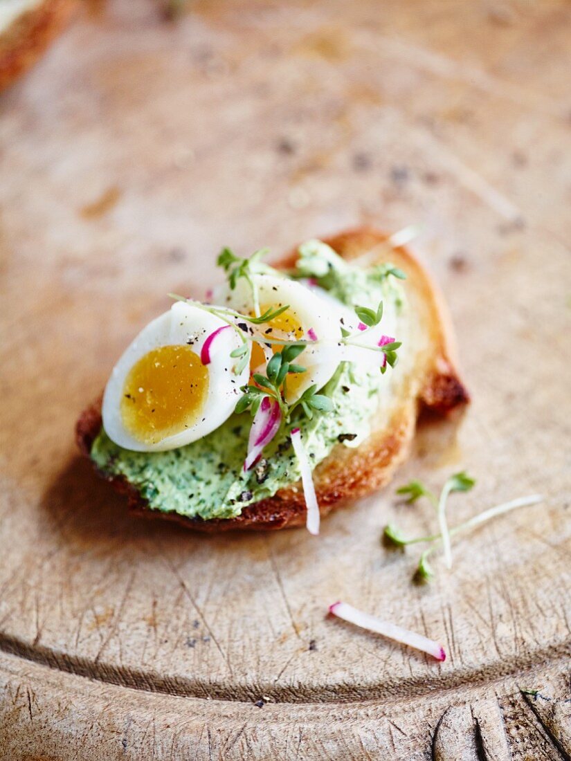 Crostini mit Wachtelei und Kräuterquark