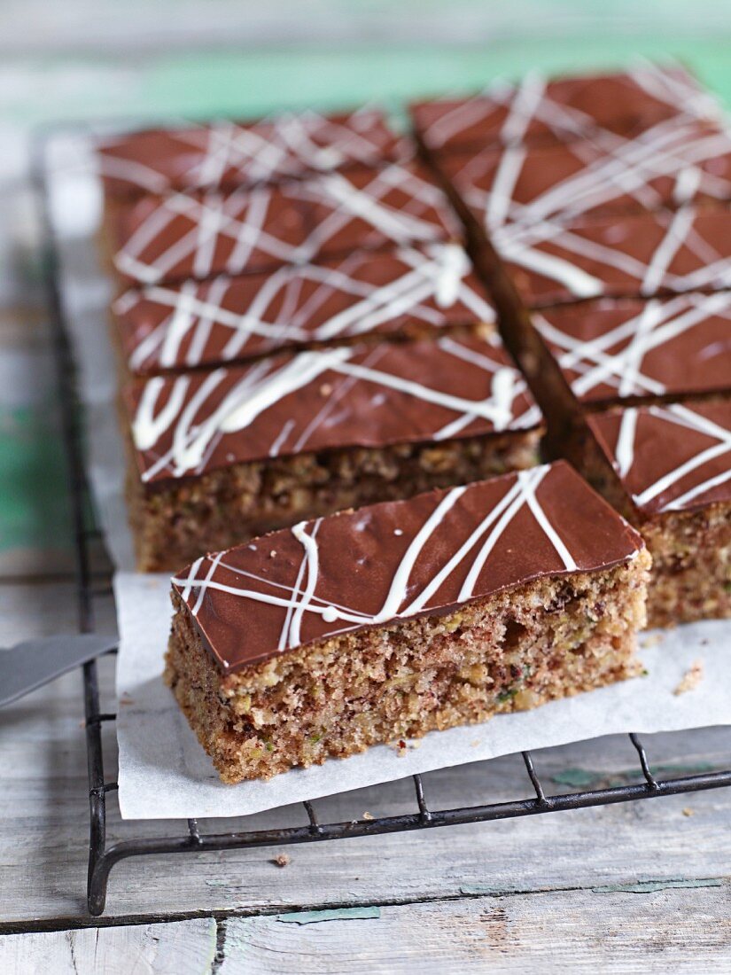 Schokoladen-Zucchini-Blechkuchen, in Stücke geschnitten