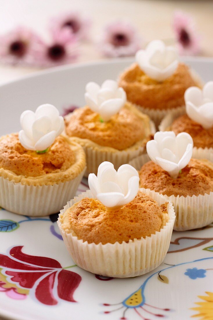 Muffins decorated with white sugar flowers