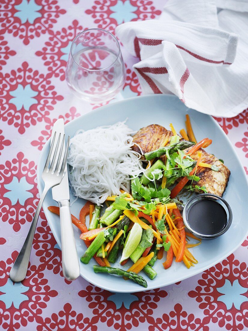 Lachs mit Reisnudeln und Gemüse (Asien)