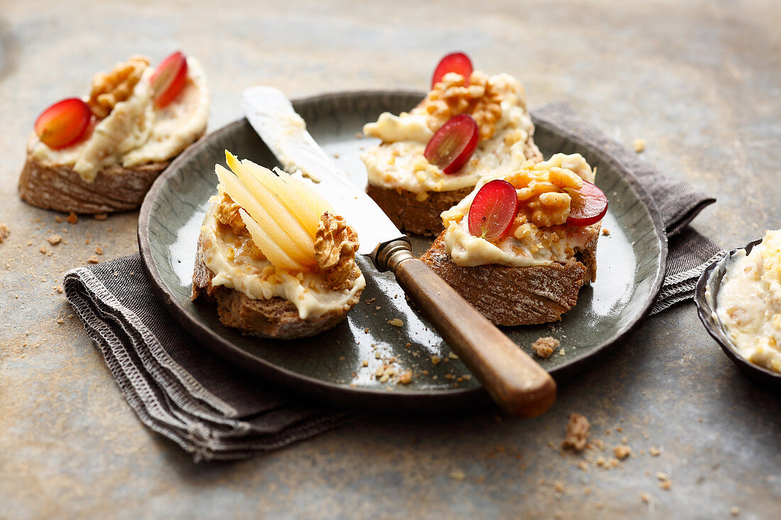 Canapés with gorgonzola, grapes and walnuts