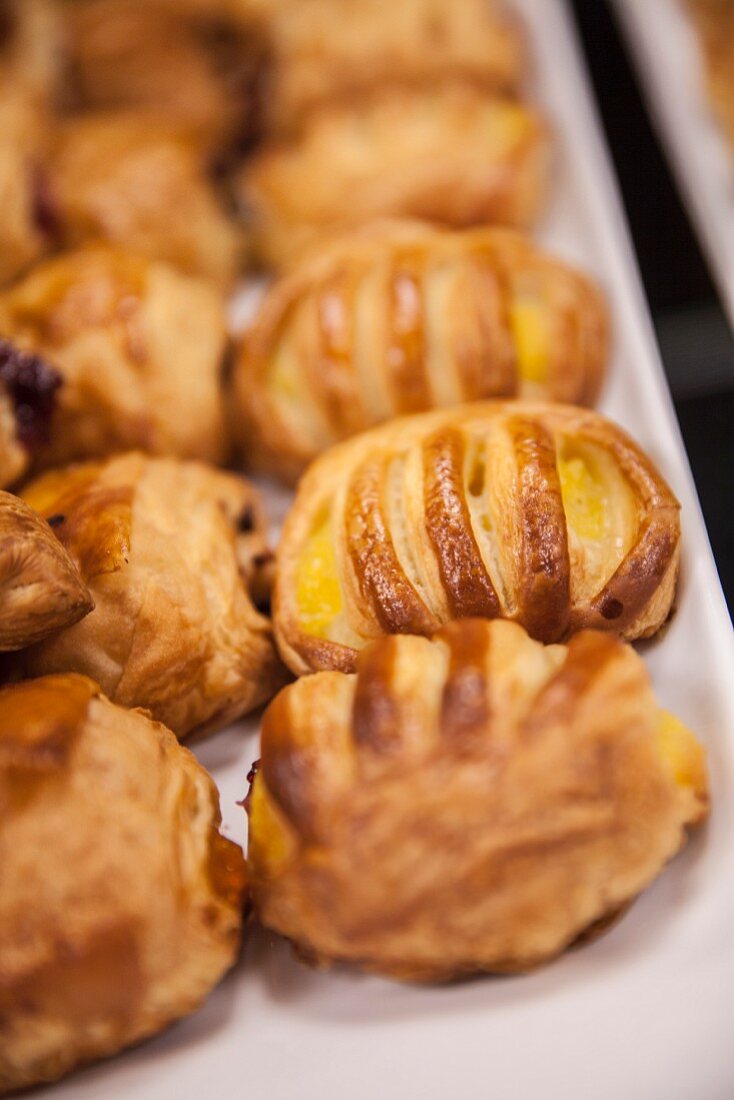 Sfogliatine con la crema (puff pastries filled with cream, Italy)