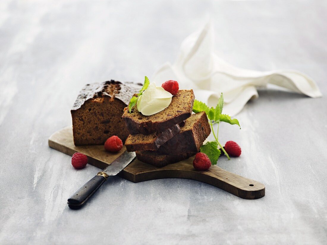 Gewürzkuchen mit Sahne und Himbeeren