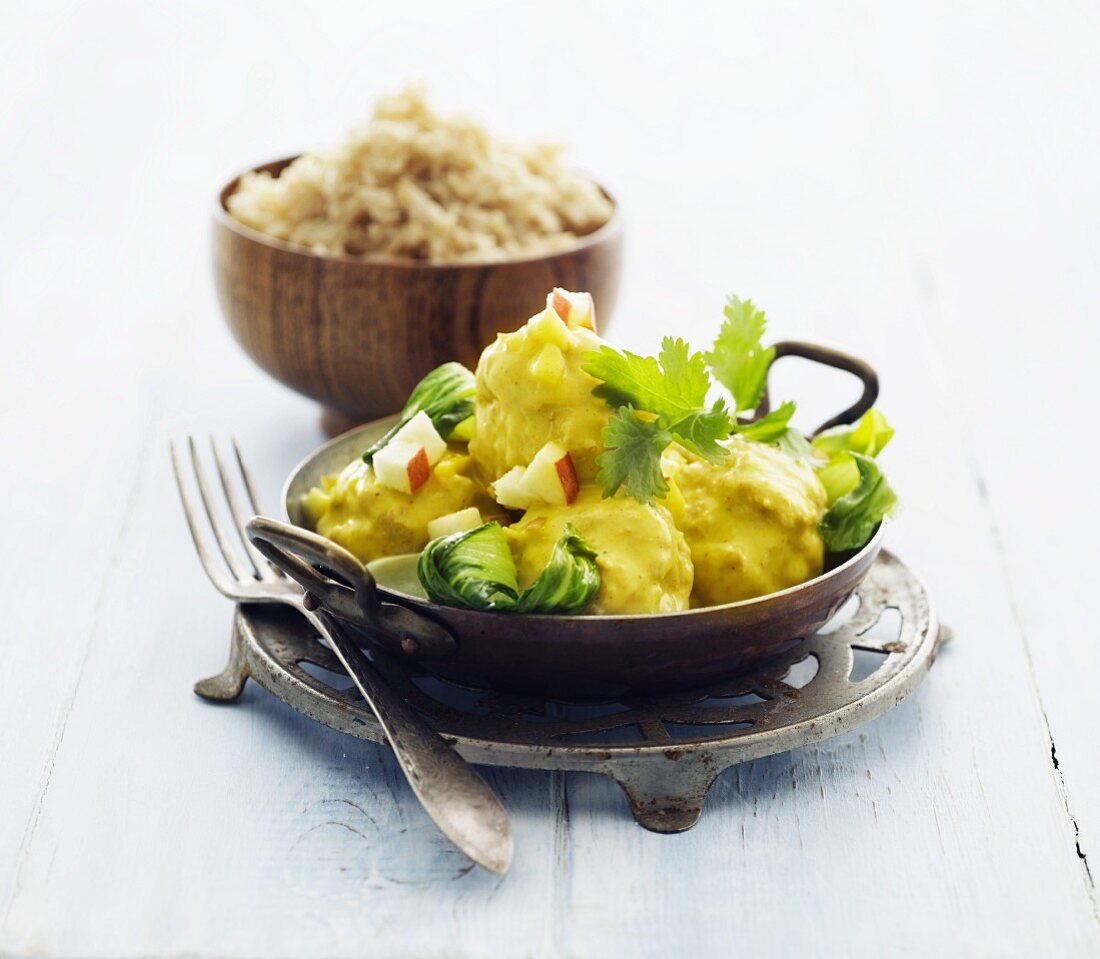 Fish curry with coriander and rice