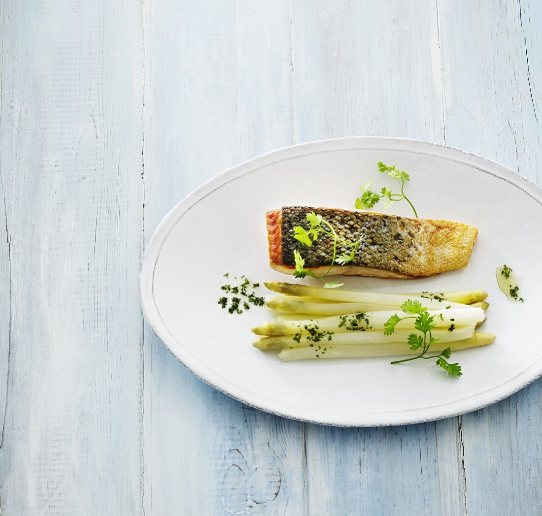 Salmon with asparagus and chervil