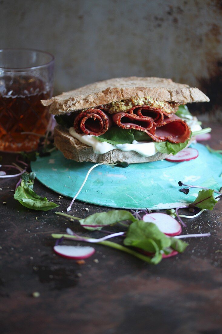 Vollkorn Sandwich mit Salami, Salat, Remoulade und Senf