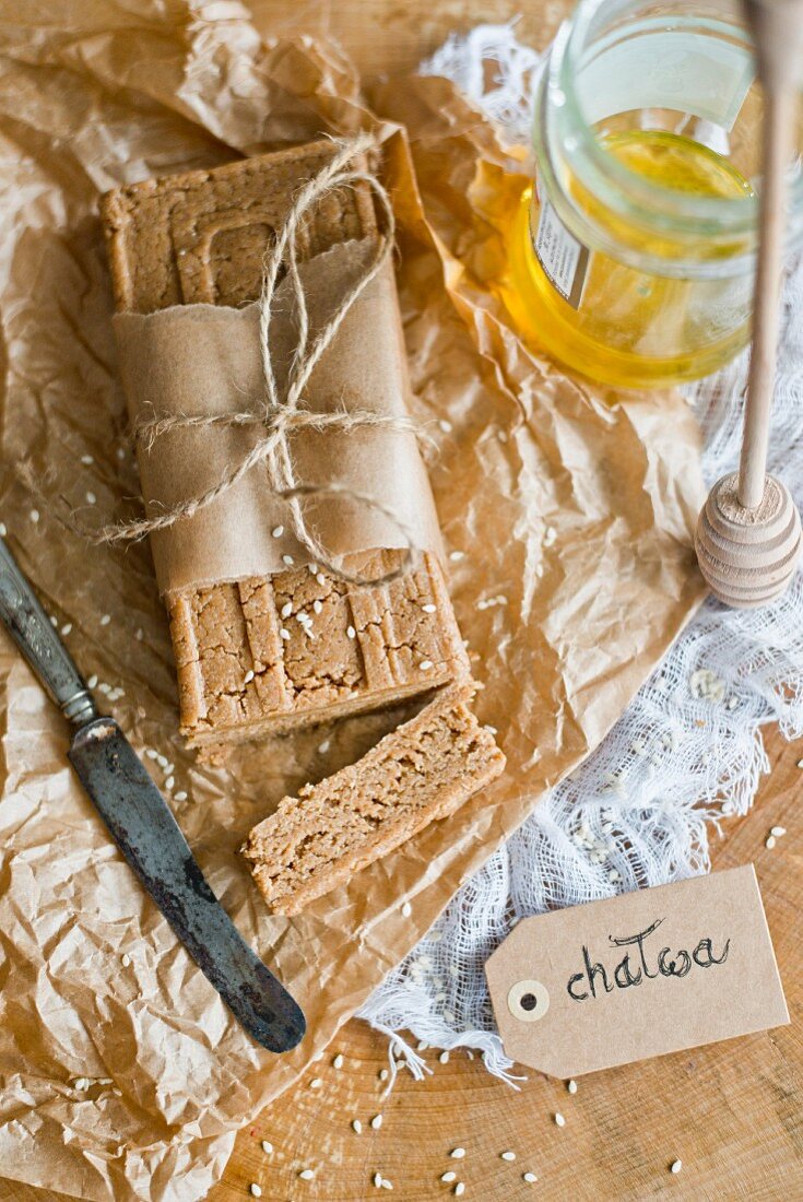 Eine Tafel Halwa in Papier, eine Scheibe abgeschnitten