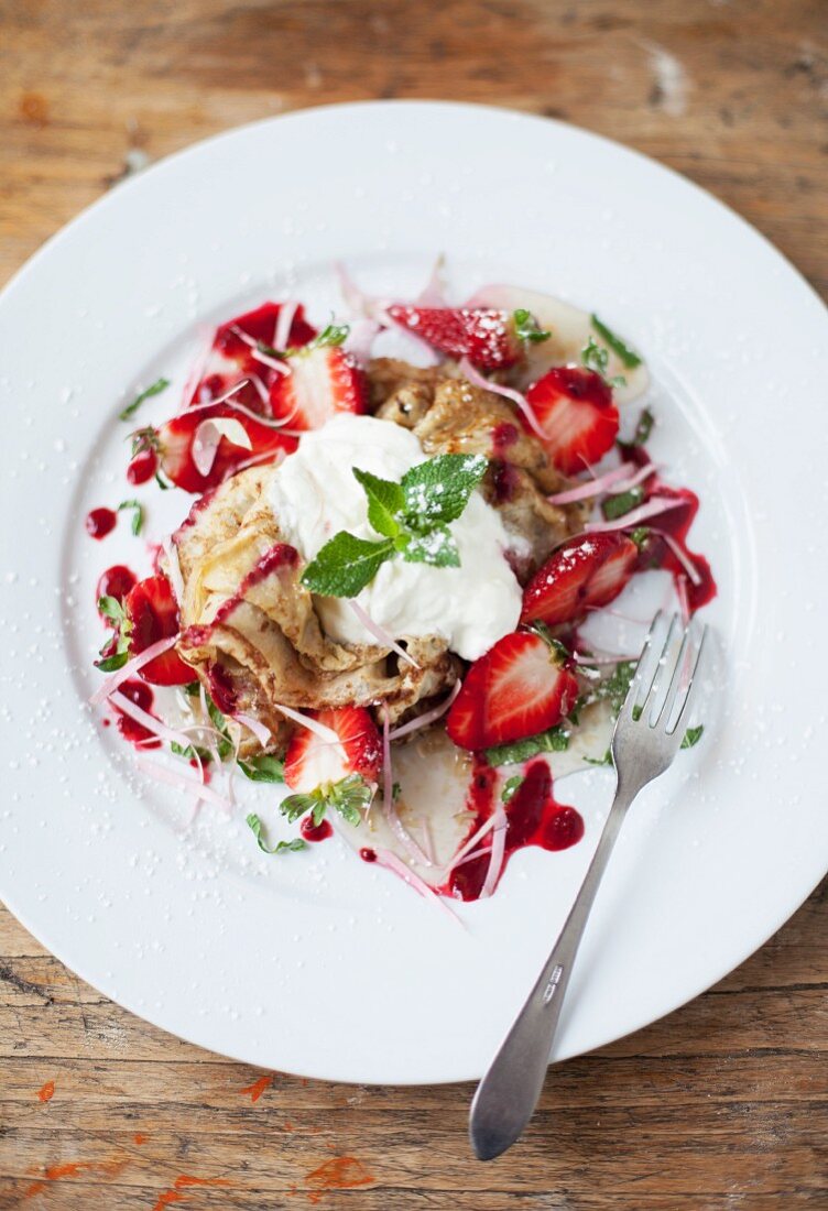 Lavendelpfannkuchen mit Rosenmarmelade, Erdbeeren, griechischem Joghurt und Minze