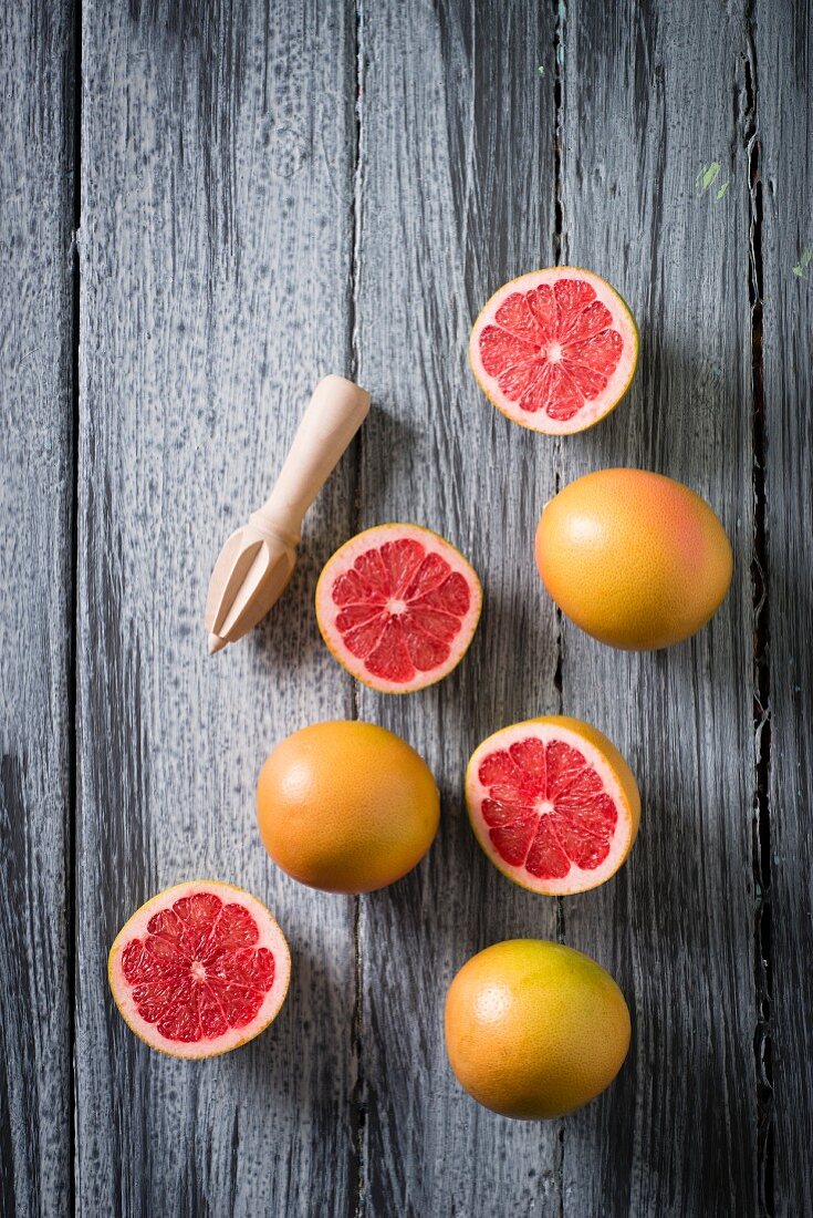 Grapefruit, ganz und halbiert