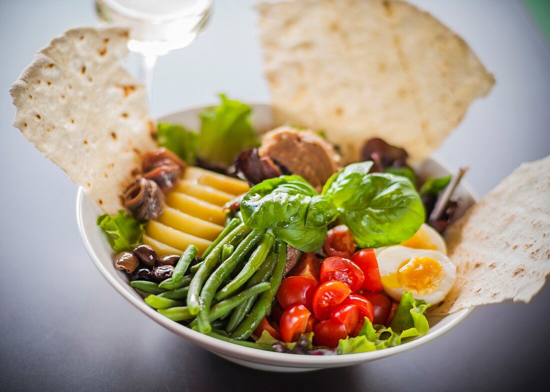 Gemischter Salat mit Ei und Fladenbrot