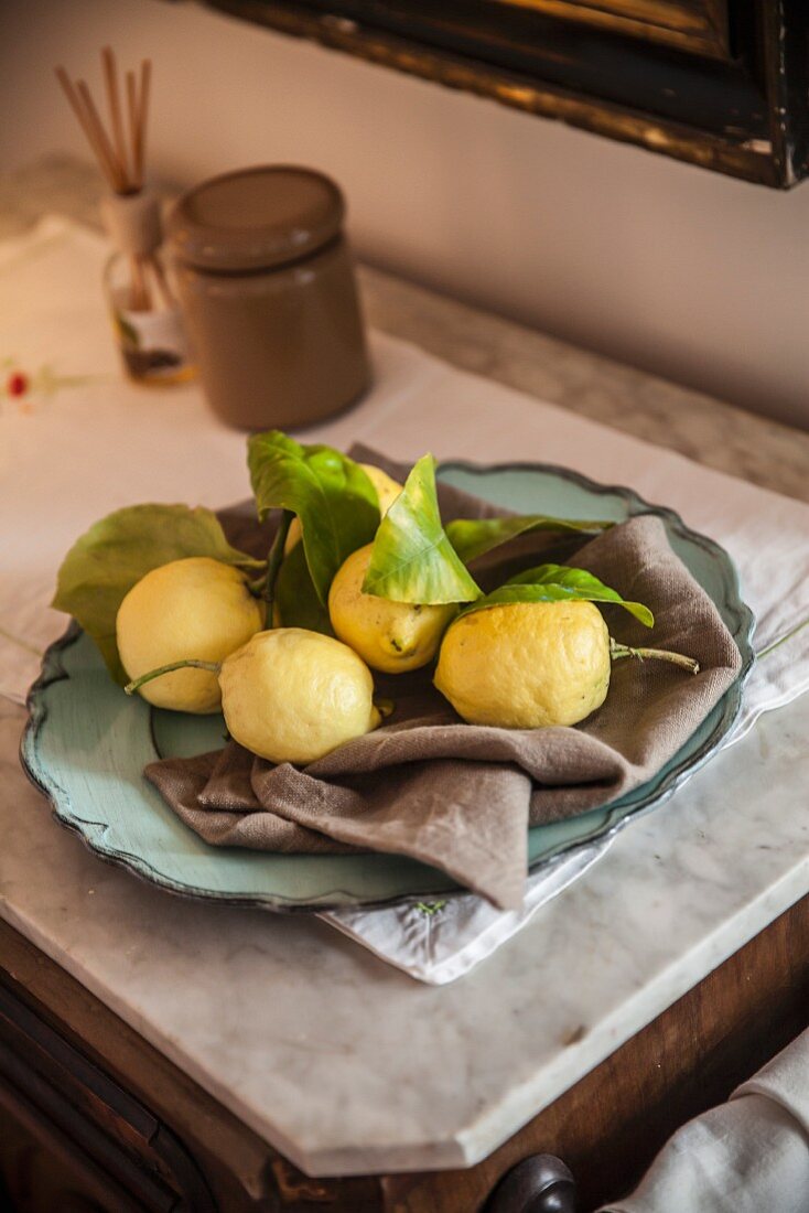 Stillleben mit Zitronen auf grauer Leinenserviette