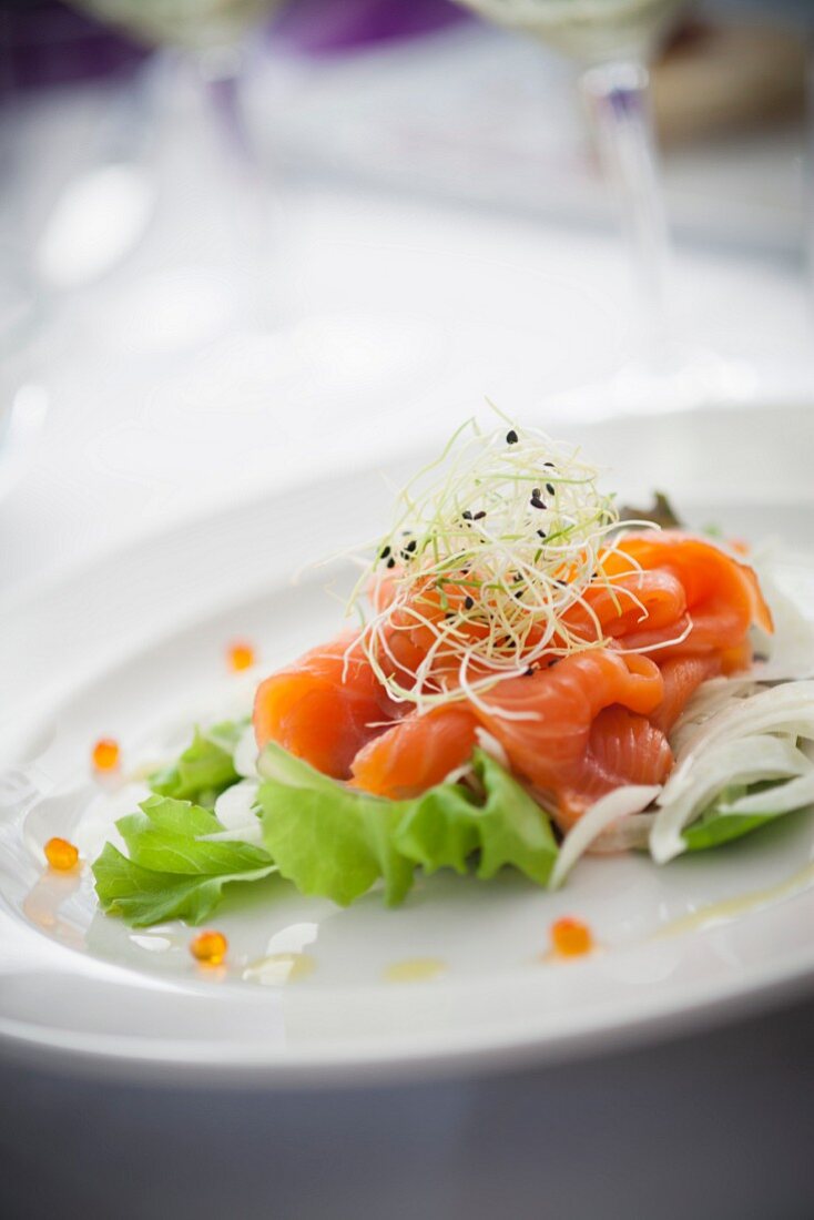 Räucherlachs auf Salatblatt mit Fencheljulienne