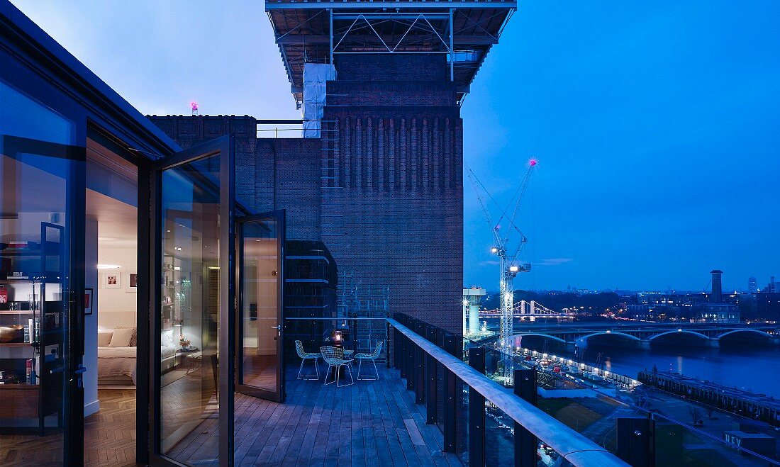 Abenddämmerung über der Dachterrasse einer Penthauswohnung mit Blick auf die Themse