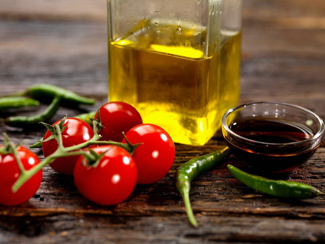Tomaten, Chilischoten, Balsamicoessig und Olivenöl