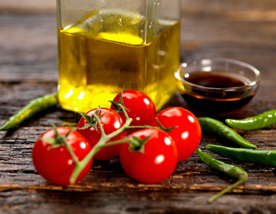 Strauchtomaten, Chili, Balsamicoessig und Olivenöl