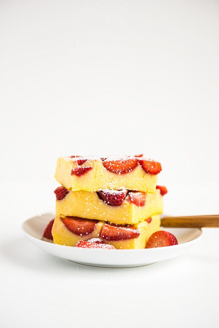 Strawberry and polenta slices with icing sugar