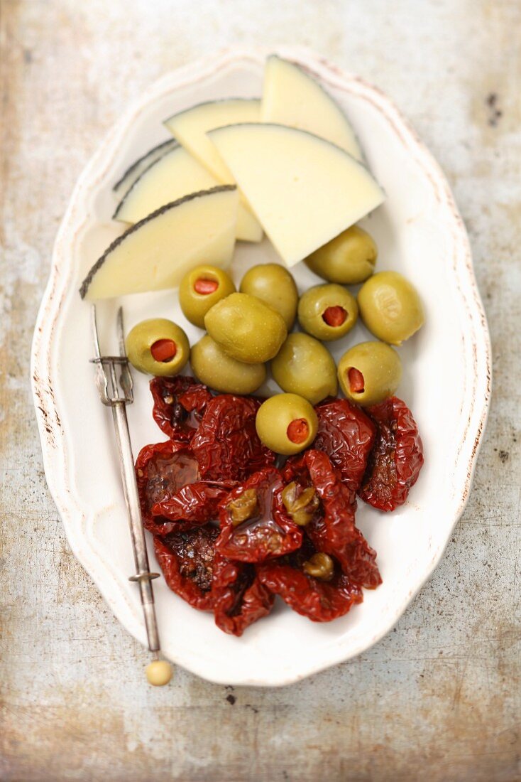 Tapasteller mit Käse, Oliven und getrockneten Tomaten