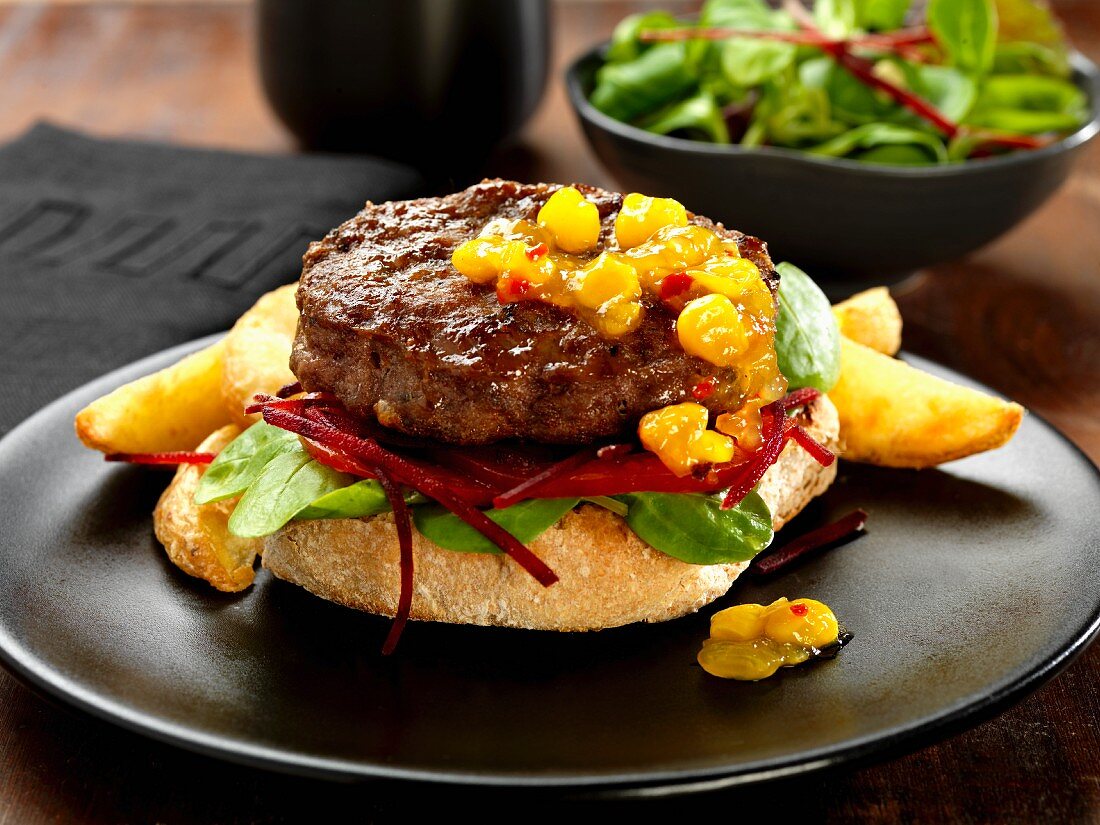 Rindfleisch-Stilton-Burger mit Mais-Relish und Salat auf Ciabattabrötchen