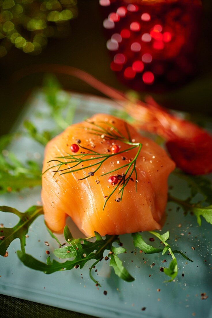 Lachspäckchen mit Dill und rosa Pfeffer zu Weihnachten