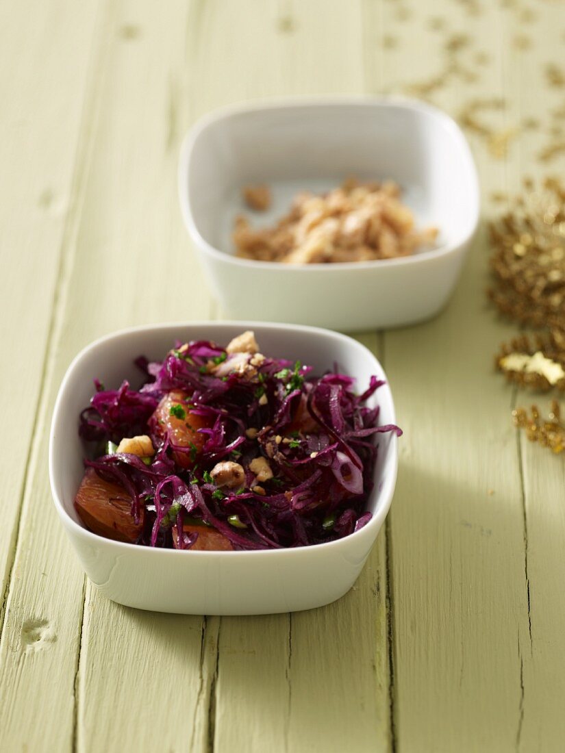Red cabbage with oranges and walnuts