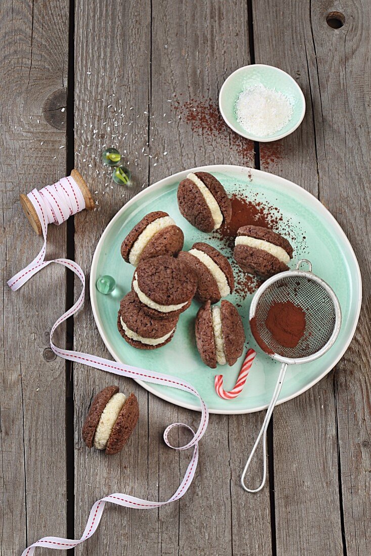 Cocoa biscuits filled with coconut cream