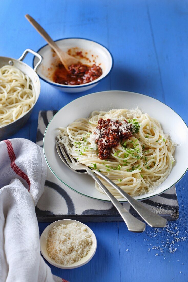 Zitronen Spaghetti mit rotem Pesto