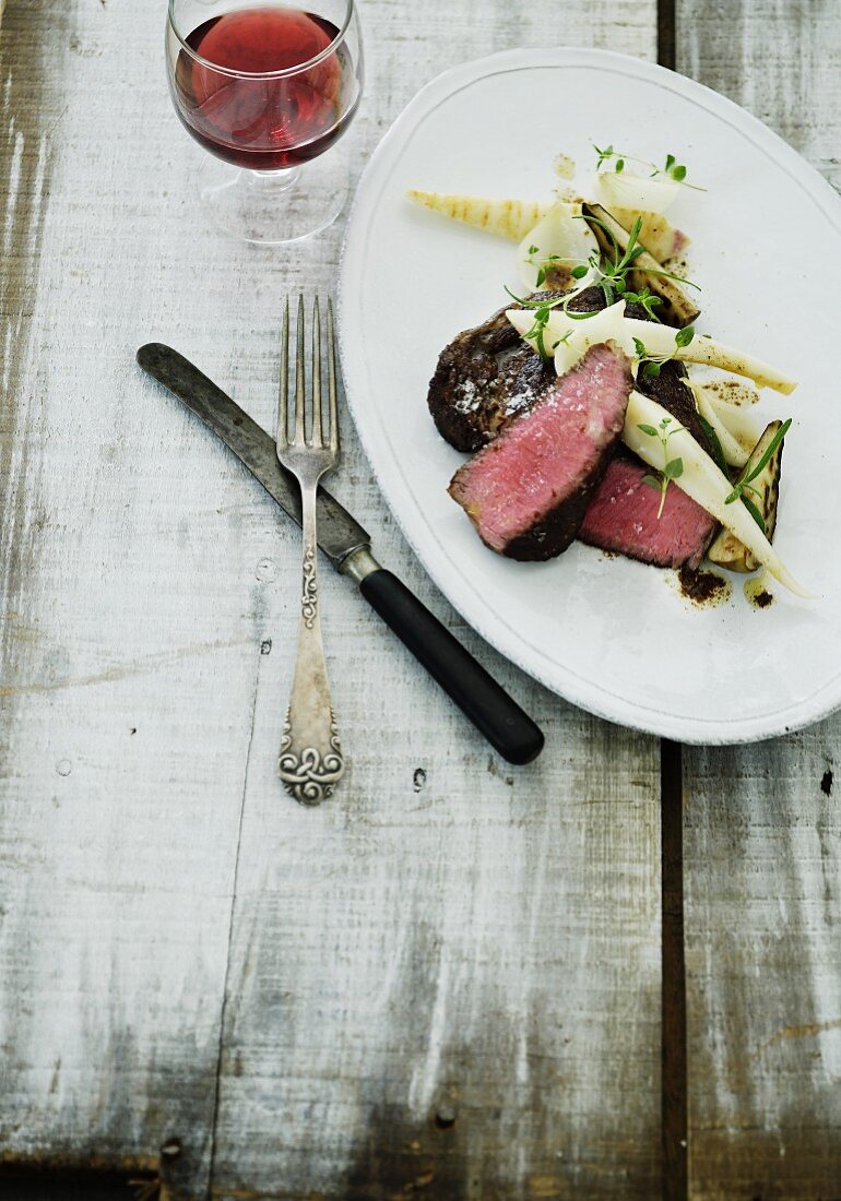 Hirschsteak rosa gebraten mit Ofengemüse