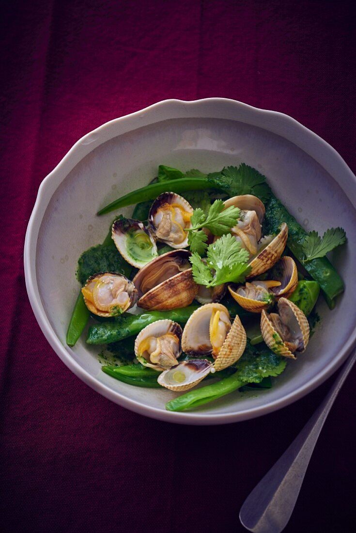 Mussels with green vegetables