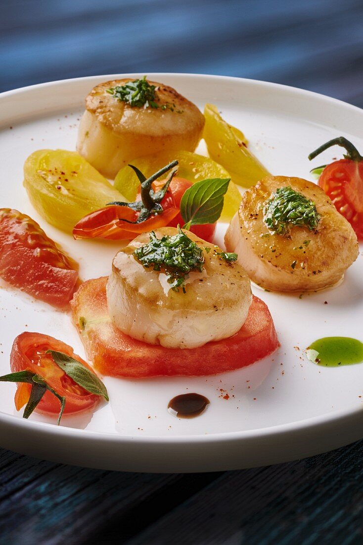 Scallops with tomatoes and pesto
